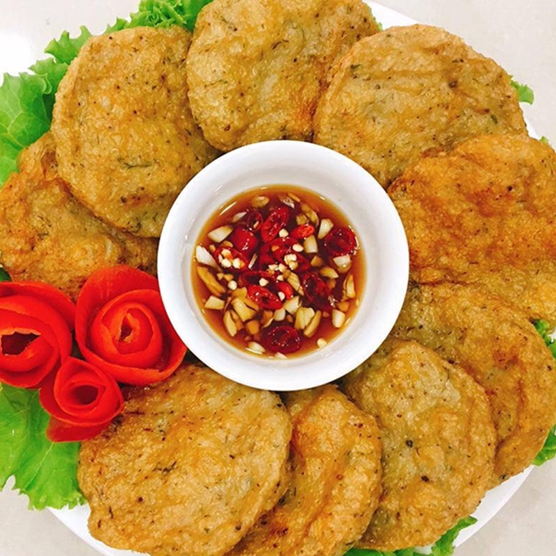 Đĩa chả cá chiên vàng ươm nguyên chất Miền Tây thơm ngon kèm nước chấm tỏi ớt